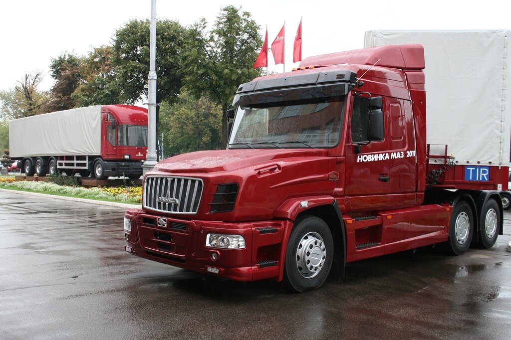 МАЗ-6440 с полуприцепом МАЗ-975830